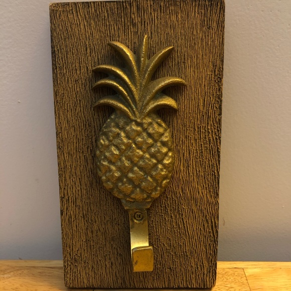 Wood-mounted brass pineapple wall hook - Picture 1 of 1